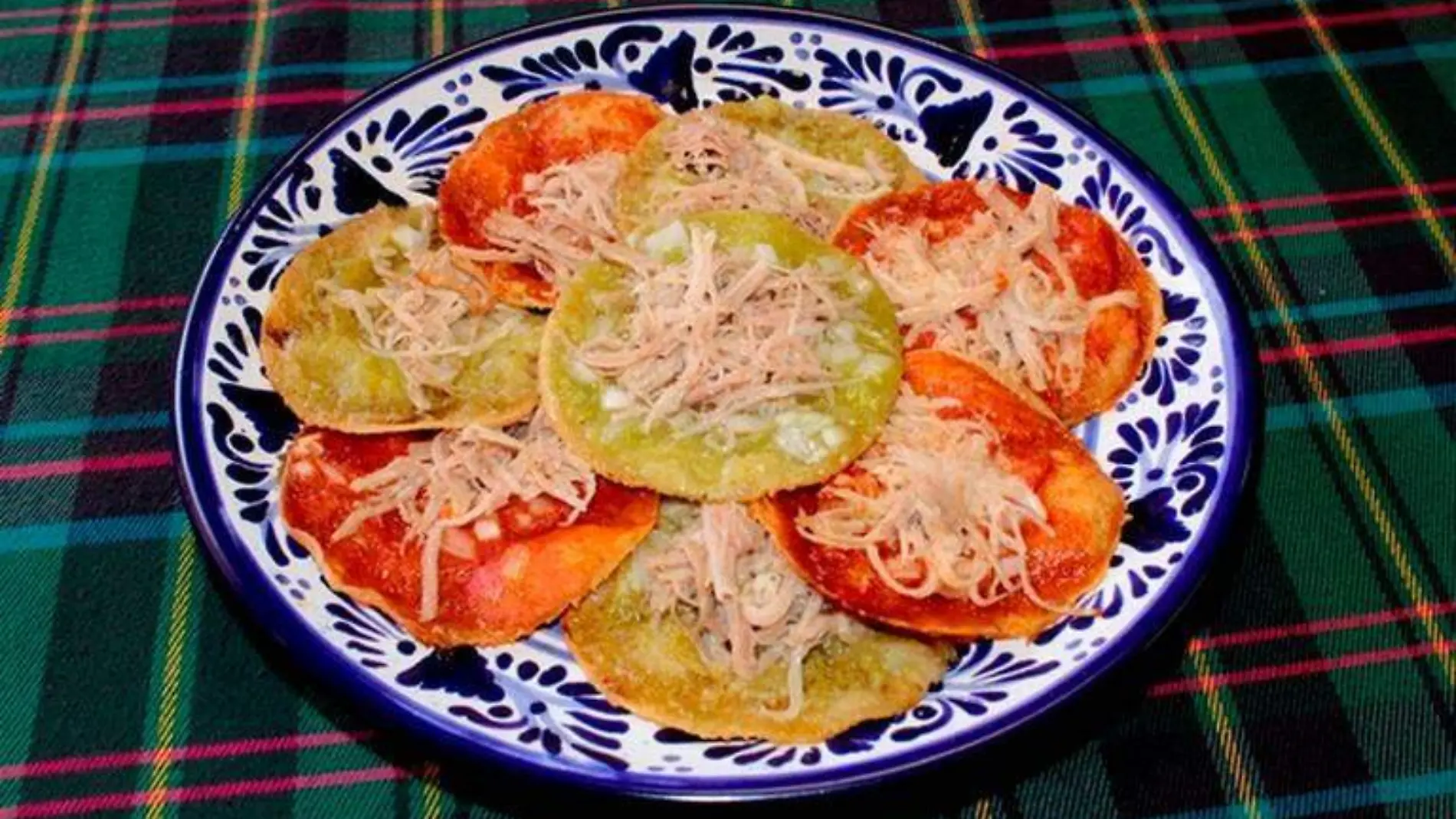 Un antojito consentido que no pueden dejar de comer poblanos y foráneos son las chalupas